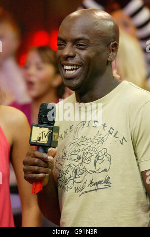 Trevor Nelson ist zu Gast bei MTV's TRL (Total Request Live) Show, live aus den MTV Studios am Leicester Square, im Zentrum von London, Mittwoch, 7. Dezember 2005. DRÜCKEN Sie VERBANDSFOTO. Bildnachweis sollte lauten: Anthony Harvey/PA Stockfoto