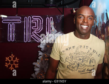 Trevor Nelson ist am Mittwoch, den 7. Dezember 2005, bei der TRL-Show (Total Request Live) von MTV zu Gast, live vom Leicester Square im Zentrum von London. DRÜCKEN SIE VERBANDSFOTO. Bildnachweis sollte lauten: Anthony Harvey/PA Stockfoto