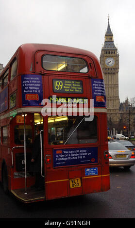 Ein Routemaster-Bus der Linie 159 fährt am letzten Tag nach Marble Arch, London, Donnerstag, 8. Dezember 2005, wo die berühmten alten Busse mit ihren offenen hinteren Plattformen auf einer Standardroute in der Hauptstadt eingesetzt werden. Stockfoto