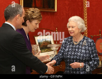 Queen Elizabeth II (rechts) begrüßt die irische Präsidentin Mary McAleese und ihren Mann Dr. Martin McAleese im Hillsborough Castle, Belfast. Es ist der erste Besuch der Königin in Nordirland seit Februar 2003. Der Bildnachweis sollte lauten: Niall Carson/Pool/PA Stockfoto