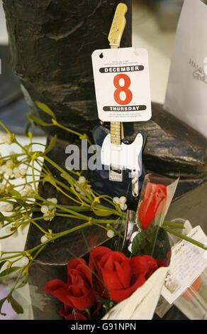 Blumengebete in der Nähe einer Statue der Beatles im Cavern Walk Einkaufszentrum in Liverpool am 8 2005. Todestag des ehemaligen Beatle John Lennon. Tributes an die ermordete Musikikone Lennon werden an Ballons angebracht und heute veröffentlicht. Mehr als 1,000 Nachrichten an den Ex-Beatle, die jeweils auf einer Karte geschrieben und an einem weißen Ballon befestigt sind, werden am Mittag vom Albert Dock veröffentlicht. Siehe PA Story SHOWBIZ Lennon. DRÜCKEN SIE VERBANDSFOTO. Das Foto sollte lauten: Phil Noble/PA Stockfoto