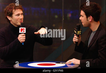 Nick Moran (links) mit dem Moderator Dave Berry während seines Gastauftritts in der TRL-Show (Total Request Live) von MTV in den MTV Studios am 8. Dezember 2005 am Leicester Square im Zentrum von London. DRÜCKEN SIE VERBANDSFOTO. Bildnachweis sollte lauten: Anthony Harvey/PA Stockfoto