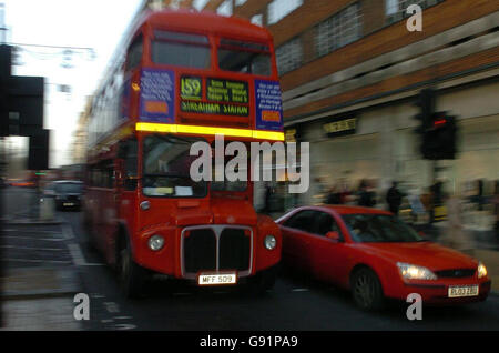 Ein Routemaster-Bus der Linie 159 fährt am Freitag, den 9. Dezember 2005, die Londoner Oxford Street hinauf. Der letzte Routemaster, der im Rahmen eines normalen Liniendienstes in Betrieb ist, wird auf der Route 159 laufen, die kurz nach Mittag in der Nähe von Marble Arch in der Oxford Street beginnt und etwas mehr als eine Stunde später in der Brixton Garage im Süden Londons endet. Siehe PA Story TRANSPORT Routemaster. DRÜCKEN Sie VERBANDSFOTO. Bildnachweis sollte lauten: Michael Stephens/PA Stockfoto