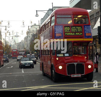 Ein Routemaster-Bus der Linie 159 fährt am Freitag, den 9. Dezember 2005, die Londoner Oxford Street hinauf. Der letzte Routemaster, der im Rahmen eines normalen Liniendienstes in Betrieb ist, wird auf der Route 159 laufen, die kurz nach Mittag in der Nähe von Marble Arch in der Oxford Street beginnt und etwas mehr als eine Stunde später in der Brixton Garage im Süden Londons endet. Siehe PA Story TRANSPORT Routemaster. DRÜCKEN Sie VERBANDSFOTO. Bildnachweis sollte lauten: Michael Stephens/PA Stockfoto