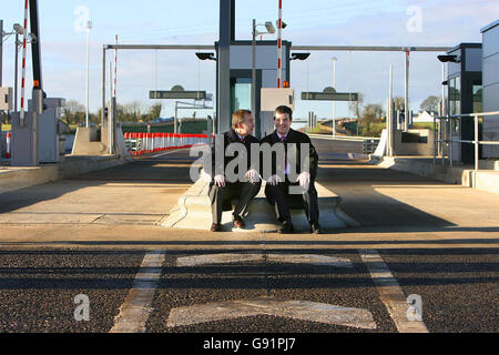 Verkehrsminister Martin Cullen (links) und Minister Noel Dempsey sitzen auf dem toll Plaza bei der offiziellen Eröffnung der Umgehungsstraße M4/M6 Kilcock/Kinnegad am Montag, den 12. Dezember 2005, einer neuen 39-km-Autobahn. Siehe PA Story TRANSPORT Bypass. DRÜCKEN SIE VERBANDSFOTO. Das Foto sollte lauten: Julien Behal/PA Stockfoto