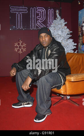 Young Jeezy während seines Gastauftritts in MTV's TRL (Total Request Live) Show, vom MTV's Leicester Square Studio, Central London, Montag, 12. Dezember 2005. DRÜCKEN Sie VERBANDSFOTO. Bildnachweis sollte lauten: Anthony Harvey/PA Stockfoto