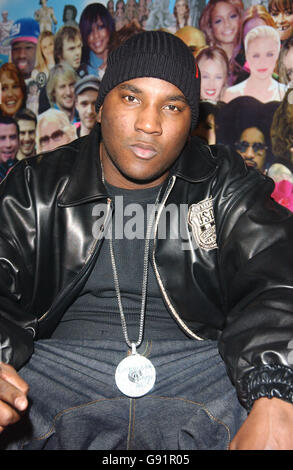 Young Jeezy während seines Gastauftritts in MTV's TRL (Total Request Live) Show, vom MTV's Leicester Square Studio, Central London, Montag, 12. Dezember 2005. DRÜCKEN Sie VERBANDSFOTO. Bildnachweis sollte lauten: Anthony Harvey/PA Stockfoto