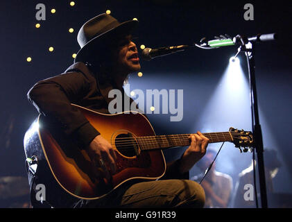 Gaz Coombes von Supergrass treten auf der Bühne der Brixton Academy, London, Montag, 12. Dezember 2005 für das XFM Winter Wonderland in Aid of Obdachlose Charity Shelter. DRÜCKEN Sie VERBANDSFOTO. Bildnachweis sollte lauten: James Carr/PA Stockfoto