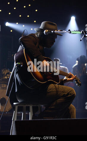 Gaz Coombes von Supergrass treten auf der Bühne der Brixton Academy, London, Montag, 12. Dezember 2005 für das XFM Winter Wonderland in Aid of Obdachlose Charity Shelter. DRÜCKEN Sie VERBANDSFOTO. Bildnachweis sollte lauten: James Carr/PA Stockfoto