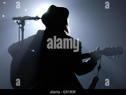 Gaz Coombes von Supergrass treten auf der Bühne der Brixton Academy, London, Montag, 12. Dezember 2005 für das XFM Winter Wonderland in Aid of Obdachlose Charity Shelter. DRÜCKEN Sie VERBANDSFOTO. Bildnachweis sollte lauten: James Carr/PA Stockfoto