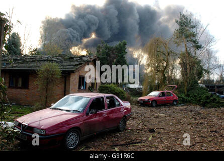 Schäden an Fahrzeugen und Eigentum in der Nähe des Buncefield Öldepots in Hemel Hempstead, Hertfordshire, Dienstag, 13. Dezember 2005, das seit mehr als 48 Stunden brennt. Hertfordshire Police Assistant Chief Constable Robert Beckley sagte, es gebe "echten Optimismus", dass das Inferno während des Tages gelöscht werden würde, und einige in der Feuerwehr zuversichtlich, dass es vor diesem Nachmittag vorbei sein würde. Siehe PA Geschichte EXPLOSION. DRÜCKEN Sie VERBANDSFOTO. Bildnachweis sollte lauten: Stefan Rousseau/Pool/PA. Stockfoto