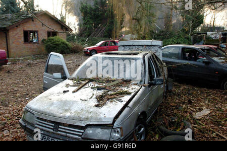 Schäden an Fahrzeugen und Eigentum in der Nähe des Buncefield Öldepots in Hemel Hempstead, Hertfordshire, Dienstag, 13. Dezember 2005, das seit mehr als 48 Stunden brennt. Hertfordshire Police Assistant Chief Constable Robert Beckley sagte, es gebe "echten Optimismus", dass das Inferno während des Tages gelöscht werden würde, und einige in der Feuerwehr zuversichtlich, dass es vor diesem Nachmittag vorbei sein würde. Siehe PA Geschichte EXPLOSION. DRÜCKEN Sie VERBANDSFOTO. Bildnachweis sollte lauten: Stefan Rousseau/Pool/PA. Stockfoto