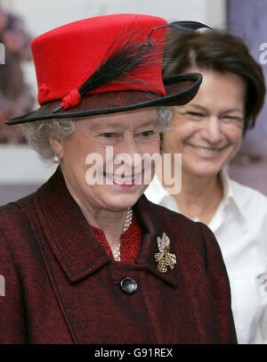 Die britische Königin Elizabeth wird von Reuters' Senior Vice President und Global Head of News and Pictures bei einem Besuch im neuen Reuters-Gebäude in Canary Wharf in London am Dienstag, dem 13. Dezember 2005, gezeigt. Ihre Majestät unterhielt sich fließend auf Französisch, als sie die globale Unternehmenszentrale des Unternehmens besichtigte - und sogar eine Geschichte über ihren Besuch in den Nachrichten der Agentur aufführte. Siehe PA Story ROYAL Reuters. DRÜCKEN Sie VERBANDSFOTO. Bildnachweis sollte lauten: Toby Melville/Reuters/WPA/PA . Stockfoto