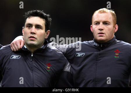 Rugby Union - Invesco Perpetual Autumn Series 2006 - Wales / Australien - Millennium Stadium. (L-R) Stephen Jones und Martyn Williams, Wales Stockfoto