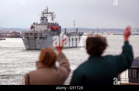 Das Royal Fleet Auxiliary Schiff Sir Tristram, das letzte überlebende britische Opfer des Falkland-Krieges, segelt heute am Freitag, dem 16. Dezember 2005, zum letzten Mal in Portsmouth Harbour, am Ende einer vier Jahrzehnte währenden Karriere. Der Überbau von Sir Tristram wurde schwer beschädigt, als das Schiff während des Falkland-Krieges 1982 in Fitzroy bombardiert wurde. Obwohl es zunächst aufgegeben wurde, wurde es später als Notunterkunft genutzt, bevor es auf See nach Großbritannien zurückgebracht wurde. Sie wird durch das moderne, hochentwickelte und leistungsfähigere Bay Class Landing Ship Dock Auxiliary ersetzt. PA Foto: Chris Ison. Stockfoto