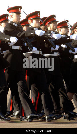 Prinz Harry (Mitte) marschiert in seiner ersten Sovereign's Parade mit anderen Sandhurst-Kadetten an der Militärhochschule in Camberley, Surrey. Stockfoto