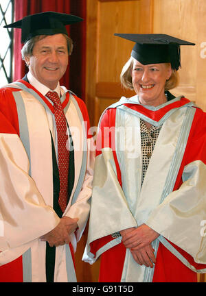 Die Redakteurin der Irish Times, Geraldine Kennedy, mit dem Sender und Autor Melvyn Bragg - Lord Bragg von Wigton - wurde am Freitag, den 16. Dezember 2005, in Belfast von der Queen's University geehrt. Der Moderator der South Bank Show von ITV und BBC Radio 4 in Our Time wurde mit dem Ehrendoktorat für Literatur und Rundfunk ausgezeichnet. Siehe PA Geschichte ULSTER Queen's Bragg. DRÜCKEN SIE VERBANDSFOTO. Bildnachweis sollte lauten: Paul Faith /PA. Stockfoto