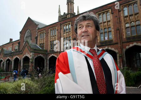 Sender und Autor Melvyn Bragg - Lord Bragg von Wigton - auf dem Gelände der Queen's University, Freitag, 16. Dezember 2005. Der Moderator der South Bank Show von ITV und BBC Radio 4 in Our Time wurde mit dem Ehrendoktorat für Literatur und Rundfunk ausgezeichnet. Siehe PA Geschichte ULSTER Queen's Bragg. DRÜCKEN Sie VERBANDSFOTO. Bildnachweis sollte lauten: Paul Faith /PA. Stockfoto