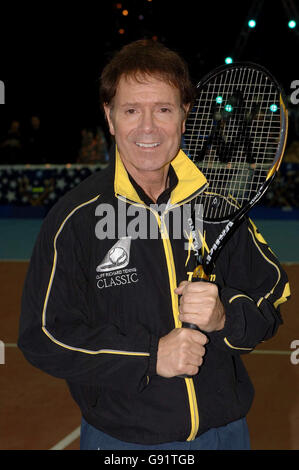 Sir Cliff Richard beim Cliff Richard Tennis Classic, einem Charity-Tennisturnier, das am Samstag, 17. Dezember 2005, in der National Indoor Arena in Birmingham stattfindet. Dies ist der letzte Tennis Classic, den Sir Cliff halten wird. DRÜCKEN SIE VERBANDSFOTO. Bildnachweis sollte lauten: Steve Parsons/PA. Stockfoto