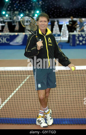 Sir Cliff Richard beim Cliff Richard Tennis Classic, einem Charity-Tennisturnier, das am Samstag, 17. Dezember 2005, in der National Indoor Arena in Birmingham stattfindet. Dies ist der letzte Tennis Classic, den Sir Cliff halten wird. DRÜCKEN SIE VERBANDSFOTO. Bildnachweis sollte lauten: Steve Parsons/PA. Stockfoto