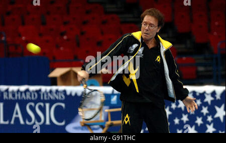 Sir Cliff Richard beim Cliff Richard Tennis Classic, einem Charity-Tennisturnier, das am Samstag, 17. Dezember 2005, in der National Indoor Arena in Birmingham stattfindet. Dies ist der letzte Tennis Classic, den Sir Cliff halten wird. DRÜCKEN SIE VERBANDSFOTO. Bildnachweis sollte lauten: Steve Parsons/PA. Stockfoto