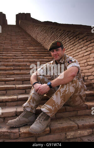 Captain Rich Oakes of 1st Battlion das königliche eigene Royal Border Regiment sitzt auf den Stufen des alten Tempels der Ziggurat in der Nähe von Nasiriyah, Irak, Freitag, 17. Dezember 2005. Der Tempel, der 2112 v. Chr. erbaut wurde, um Namma, den mondgott, zu verehren, liegt neben der antiken Stadt Ur, wo man glaubt, dass der biblische Charakter Abraham lebte. Capt. Oakes und sein Regiment, dessen Hauptquartier in Cumbria liegt, sind an der Ausbildung der irakischen Armee im nahe gelegenen Tallil beteiligt. DRÜCKEN SIE VERBANDSFOTO. Bildnachweis sollte lauten: Matthew Fearn/PA Stockfoto