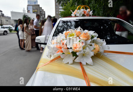 Verziert mit Bändern und Blumen für das Hochzeitsauto Stockfoto