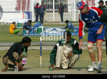 Der englische Kapitän Michael Vaughan beobachtet, wie das Wicket am Samstag, den 19. November 2005, im Iqbal Stadium, Faisalabad, Pakistan, vorbereitet wird. England spielt Pakistan im zweiten Testspiel, das am Sonntag beginnt. Siehe PA Geschichte CRICKET England. DRÜCKEN SIE VERBANDSFOTO. Bildnachweis sollte lauten: Gareth Copley/PA. Stockfoto