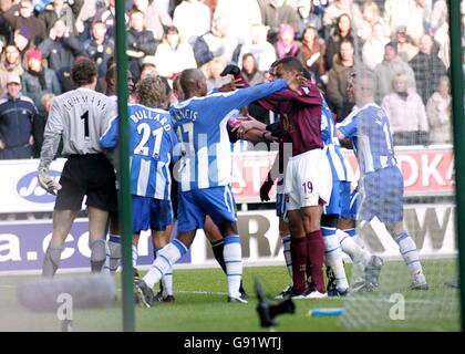 Damien Francis von Wigan Athletic spricht mit Gilberto Silva von Arsenal Stockfoto