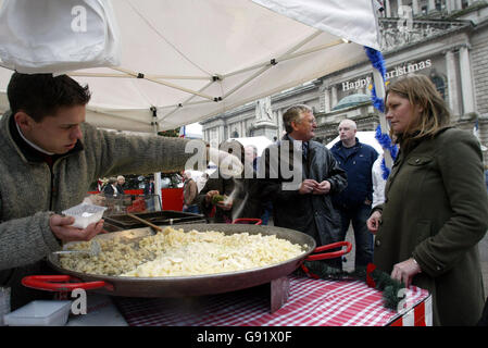 Französischer Käse wird an einem der vielen Weihnachtsmärkte auf dem Gelände des Belfast City Hall zubereitet, Mittwoch, 23. November 2005. DRÜCKEN Sie VERBANDSFOTO. Bildnachweis sollte lauten: Paul Faith / PA Stockfoto