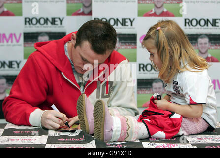 Wayne Rooney von Manchester United mit Holly Jackson, als er seine neue DVD auf der HMV, Manchester, am Mittwoch, 23. November 2005, veröffentlicht. Die DVD 'Rooney: My First Year at Manchester United' zeigt einen offenen Einblick in das Berufsleben eines der besten Spieler der Welt. Siehe PA Geschichte FUSSBALL Rooney, PRESSE VERBANDSFOTO. Bildnachweis sollte lauten: Martin Rickett/PA. Stockfoto