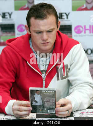 Wayne Rooney von Manchester United stellt seine neue DVD am Mittwoch, den 23. November 2005, auf der HMV in Manchester vor. Die DVD 'Rooney: My First Year at Manchester United' zeigt einen offenen Einblick in das Berufsleben eines der besten Spieler der Welt. Siehe PA Geschichte FUSSBALL Rooney, PRESSE VERBANDSFOTO. Bildnachweis sollte lauten: Martin Rickett/PA. Stockfoto