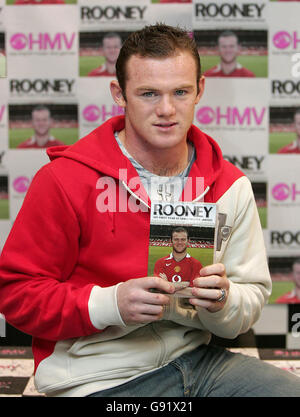 Wayne Rooney von Manchester United stellt seine neue DVD am Mittwoch, den 23. November 2005, auf der HMV in Manchester vor. Die DVD 'Rooney: My First Year at Manchester United' zeigt einen offenen Einblick in das Berufsleben eines der besten Spieler der Welt. Siehe PA Geschichte FUSSBALL Rooney, PRESSE VERBANDSFOTO. Bildnachweis sollte lauten: Martin Rickett/PA. Stockfoto