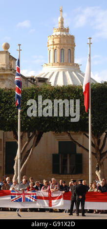 Mitglieder der Öffentlichkeit erwarten die Ankunft der britischen Königin Elizabeth II. Am St. George's Square, Valletta, Malta, Mittwoch, 23. November 2005. Die Königin wurde heute in Malta willkommen geheißen, als sie ihren ersten Besuch auf der winzigen Mittelmeerinsel seit 13 Jahren begann. In einer traditionellen Zeremonie auf dem St. George's Square der Hauptstadt Valletta versammelten sich etwa 1,000 Mitglieder der Öffentlichkeit, um sie zu begrüßen. Siehe PA Story ROYAL Malta. DRÜCKEN Sie VERBANDSFOTO. Das Foto sollte Fiona Hanson/PA lauten. Stockfoto