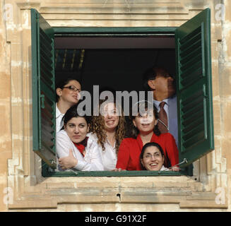 Mitglieder der Öffentlichkeit beobachten die Ankunft der britischen Königin Elizabeth II. Von einem Fenster mit Blick auf den St. George's Square, Valletta, Malta, Mittwoch, 23. November 2005. Die Königin wurde heute in Malta willkommen geheißen, als sie ihren ersten Besuch auf der winzigen Mittelmeerinsel seit 13 Jahren begann. Bei einer traditionellen Zeremonie auf dem St. George's Square der Hauptstadt Valletta versammelten sich rund 1,000 Mitglieder der Öffentlichkeit, um sie zu begrüßen. Siehe PA Story ROYAL Malta. DRÜCKEN SIE VERBANDSFOTO. Der Bildnachweis sollte Fiona Hanson/PA lauten. Stockfoto