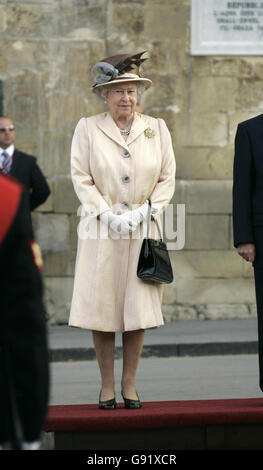 Die britische Königin Elizabeth II. Wird vom Präsidenten von Malta, Dr. Edward Fenech Adami (nicht abgebildet), begrüßt, bevor sie am Mittwoch, dem 23. November 2005, an einem Staatsbankett im Palast in Malta teilnimmt. Die Königin wird das Treffen der Commonwealth-Regierungschefs (CHOGM) eröffnen, das dieses Jahr in Valletta, Malta, stattfand. Siehe PA Geschichte ROYAL Malta. DRÜCKEN SIE VERBANDSFOTO. Der Bildnachweis sollte lauten: Michael Dunlea/Daily Mail/NPA/PA Stockfoto