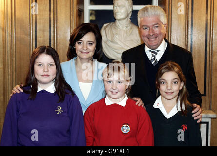 Amanda Ross, Cherie Blair, Sarah Ginn, Abgeordnete von Eastbourne Nigel Waterson und Natasha Askaroff, während einer Teeparty, Mittwoch, 23. November 2005 von der britischen Premierministerin Frau in 10 Downing Street im Zentrum von London ausgerichtet. DRÜCKEN Sie VERBANDSFOTO. Bildnachweis sollte lauten: Andrew Parsons/PA Stockfoto