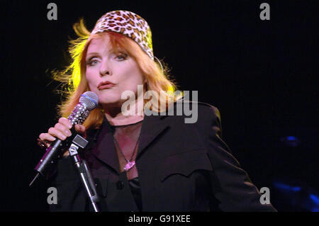 Blondie - mit Debbie Harry - auf der Bühne in der Royal Albert Hall, West London, Mittwoch, 23. November 2005. DRÜCKEN Sie VERBANDSFOTO. Bildnachweis sollte lauten: Steve Parsons/PA Stockfoto