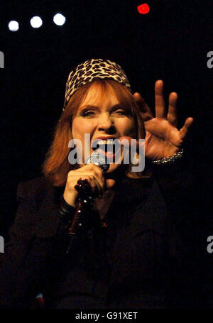 Blondie - mit Debbie Harry - auf der Bühne in der Royal Albert Hall, West London, Mittwoch, 23. November 2005. DRÜCKEN Sie VERBANDSFOTO. Bildnachweis sollte lauten: Steve Parsons/PA Stockfoto