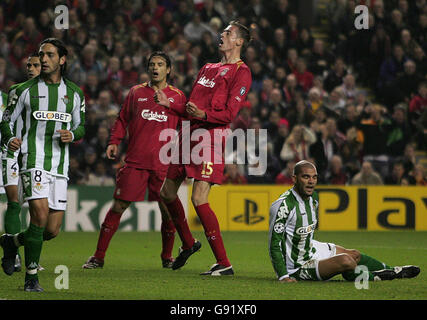 Der Liverpooler Peter Crouch (C) zeigt seine Dejektion nach einer weiteren verpassten Torchance während des UEFA Champions League-Spiels gegen Real Betis in Anfield, Liverpool, Mittwoch, 23. November 2005. DRÜCKEN SIE VERBANDSFOTO. Bildnachweis sollte lauten: Martin Rickett/PA Stockfoto