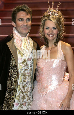 Bradley Walsh (Prince Charming) und Debra Stephenson (Cinderella) bei einer Fotoaufnahme während der Dreharbeiten zum Weihnachts-Pantomom Cinderella in der Coronation Street am 23. November 2005 im Palace Ballroom in Manchester. DRÜCKEN SIE VERBANDSFOTO. Bildnachweis sollte lauten: Jon Super/PA Stockfoto