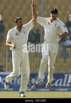 Der englische Steve Harmison (L) feiert mit seinem Teamkollegen Kevin Pietersen, nachdem er den pakistanischen Rana Naveed-ul-Hasan für1-Lauf am fünften Tag des zweiten Testspieles im Iqbal Stadium, Faisalabad, Pakistan, am Donnerstag, den 24. November 2005, abgesetzt hatte. DRÜCKEN SIE VERBANDSFOTO. Bildnachweis sollte lauten: Gareth Copley/PA. ***NUR FÜR REDAKTIONELLE ZWECKE - KEINE NUTZUNG DES MOBILTELEFONS*** Stockfoto