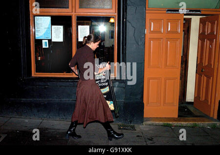 Ein Pub schließt in Nottingham, am späten Mittwoch, den 23. November 2005, bevor neue Lizenzgesetze nach Mitternacht in Kraft traten. Die Ankunft des 24-Stunden-Trinkens ging mit einem Wimmer statt mit einem Knall in Nottingham und Newcastle City Centers, als die Straßen früh geräumt und viele der Pubs zur normalen Zeit geschlossen. Es gab keine Anzeichen für das vorhergesagte Gemetzel, das viele dachten, ausbrechen würde, wenn verlängerte Lizenzstunden mit zwei Städten kombiniert wurden, die für ihre Binge-Trink-Kultur bekannt sind. Siehe PA Story POLITIK Lizenzierung. DRÜCKEN Sie VERBANDSFOTO. Bildnachweis sollte lauten: Rui Vieira/PA Stockfoto