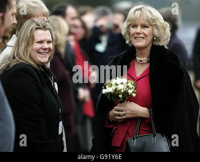 Die britische Herzogin von Cornwall lächelt, als sie am Donnerstag, den 24. November 2005, das Defense Medical Rehabilitation Center in Epsom verlässt. Siehe PA Geschichte ROYAL Wounded. DRÜCKEN Sie VERBANDSFOTO. Das Foto sollte lauten: Paul Hackett/RTRS/ WPA Rota / PA. Stockfoto