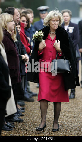 Die britische Herzogin von Cornwall lächelt, als sie am Donnerstag, den 24. November 2005, das Defense Medical Rehabilitation Center in Epsom verlässt. Siehe PA Geschichte ROYAL Wounded. DRÜCKEN Sie VERBANDSFOTO. Das Foto sollte lauten: Paul Hackett/RTRS/ WPA Rota / PA. Stockfoto