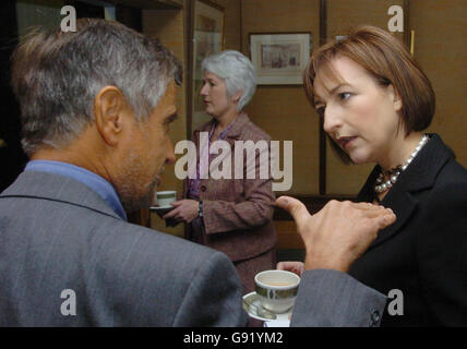 Taggart Schauspielerin Blythe Duff (rechts) nimmt am Dienstag, den 29. November 2005, an der Eröffnung einer neuen Wohltätigkeitsorganisation namens ScotsCare in ihrem Hauptsitz in der King Street in Covent Garden, im Zentrum von London Teil. Die Schauspielerin wurde von dem ehemaligen Führer der Konservativen Partei Iain Duncan Smith unterstützt, um die Organisation zu starten, die Armut und Not unter den Schotten in London bekämpfen will. Ein Zehntel der schätzungsweise 340,000 Menschen schottischer Herkunft, die im Großraum London leben, leben in Armut, leiden unter chronischer Krankheit und Einsamkeit oder einer Kombination aus allen drei. Siehe für PA Geschichte SCHOTTLAND Schotten. DRÜCKEN Sie VERBANDSFOTO. Stockfoto