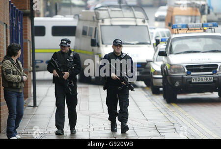 Bewaffnete Polizei bei Leeds Richtergericht 30 2005. November, nachdem ein 19-jähriger Mann in Gewahrsam bis 7. Dezember zurückgebracht wurde, nachdem er vor Leeds Richtern erschienen war, die wegen des Mordes an Bradford Polizistin Sharon Beshenivsky angeklagt waren. DRÜCKEN Sie VERBANDSFOTO. Bildnachweis sollte lauten: Owen Humphreys/PA Stockfoto