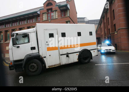 Die bewaffnete Polizei eskortiert einen Gefängniswagen vom Amtsgericht Leeds am 30 2005. November, nachdem ein 19-jähriger Mann nach seinem Erscheinen vor den Richtern von Leeds, die wegen des Mordes an der Bradford-Polizistin Sharon Beshenivsky angeklagt waren, in Haft auf den 7. Dezember gebracht wurde. Siehe PA Story COURTS Officer. DRÜCKEN SIE VERBANDSFOTO. Der Bildnachweis sollte lauten: Owen Humphreys/PA Stockfoto