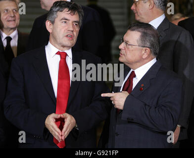 Der britische Schatzkanzler Gordon Brown (L) spricht mit dem kanadischen Finanzminister Ralph Goodale (R) während des offiziellen Fotos am zweiten Tag der G7-Finanzminister und -Zentralbankgouverneure-Sitzung am 3. Dezember 2005 im Finanzministerium in London. Siehe PA Story POLITIK G7. DRÜCKEN SIE VERBANDSFOTO. Das Foto sollte lauten: Stephen Hird/Reuters/Pool/PA Stockfoto