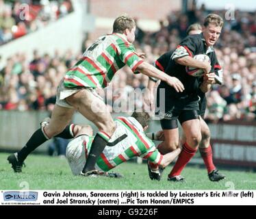 Gavin Johnson, Saracens (rechts) wird von Leicester's Eric Miller (links) und Joel Stransky (Mitte) angegangen Stockfoto